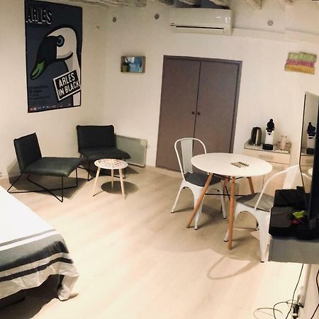 Studio Typique Et Cosy Climatise. 阿爾勒 外观 照片